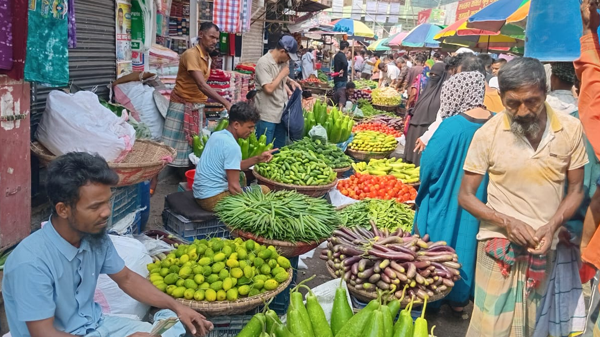 রাজধানীতে ডিম-সবজির দাম কমলেও চড়া মাছ-মাংসের বাজার