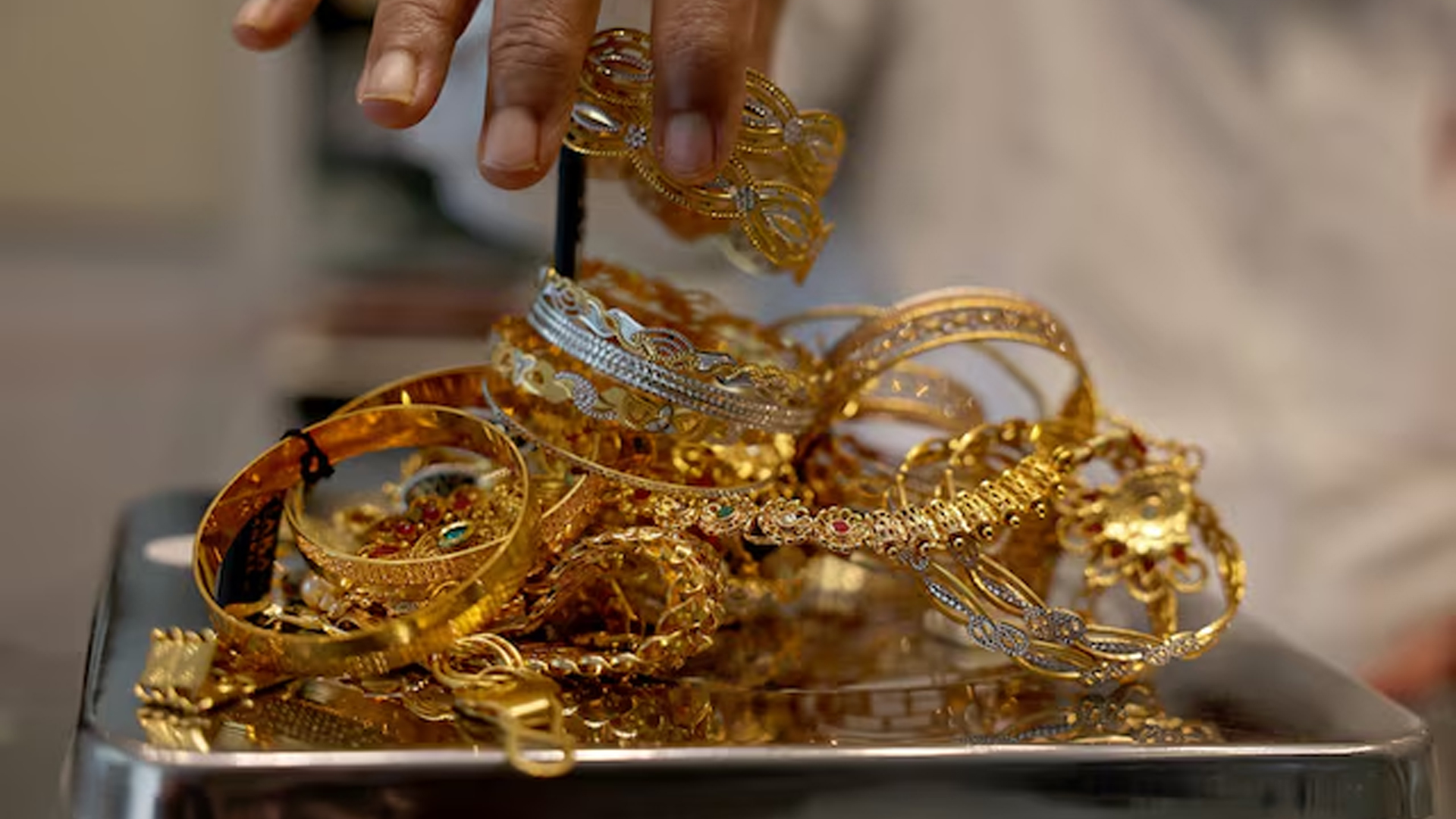 বিশ্ববাজারে স্বর্ণের দামে বড় পতন