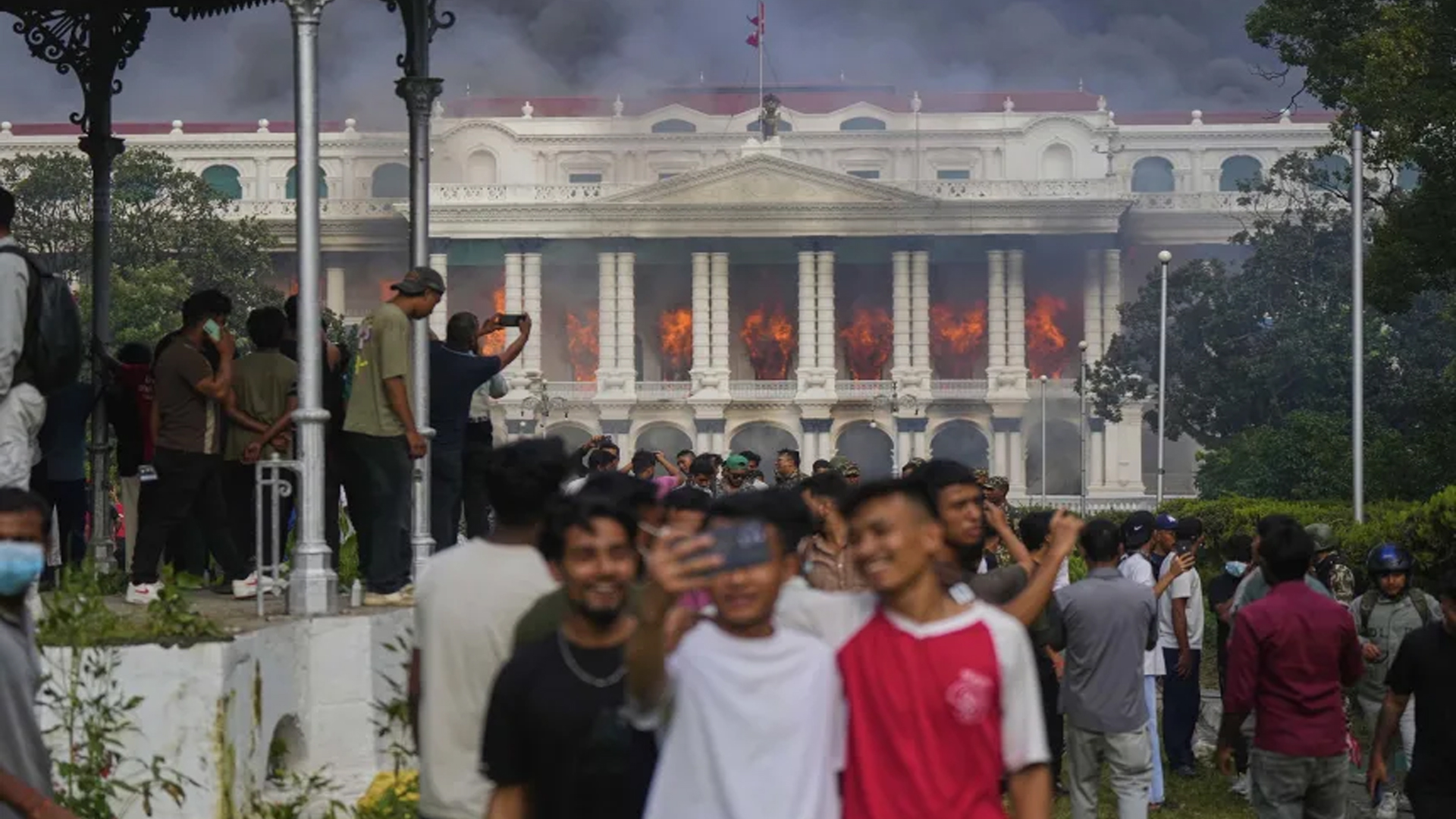 নেপাল থেকে পেরু, যেভাবে রাজপথ কাঁপাচ্ছে জেন-জিরা