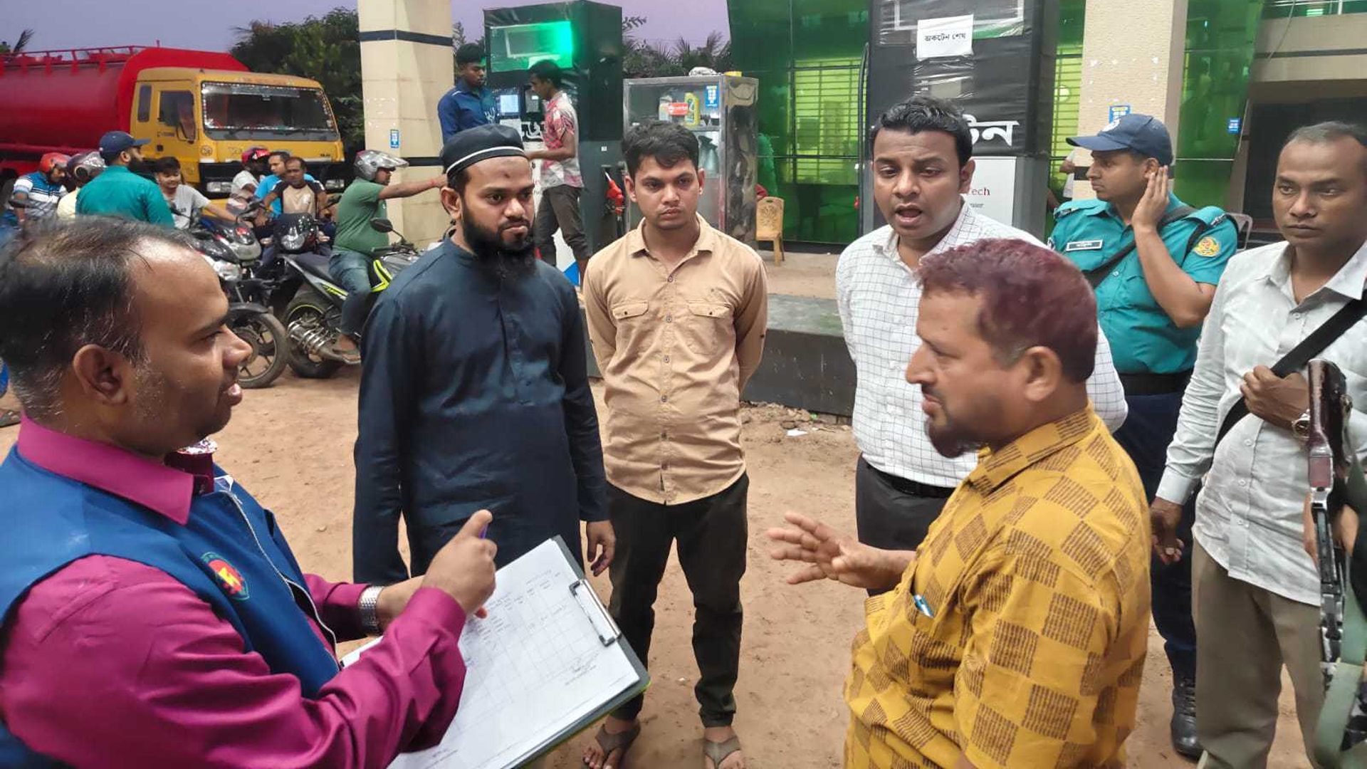 খুলনায় তেলে কারচুপি: আকন ফিলিং স্টেশনকে জরিমানা