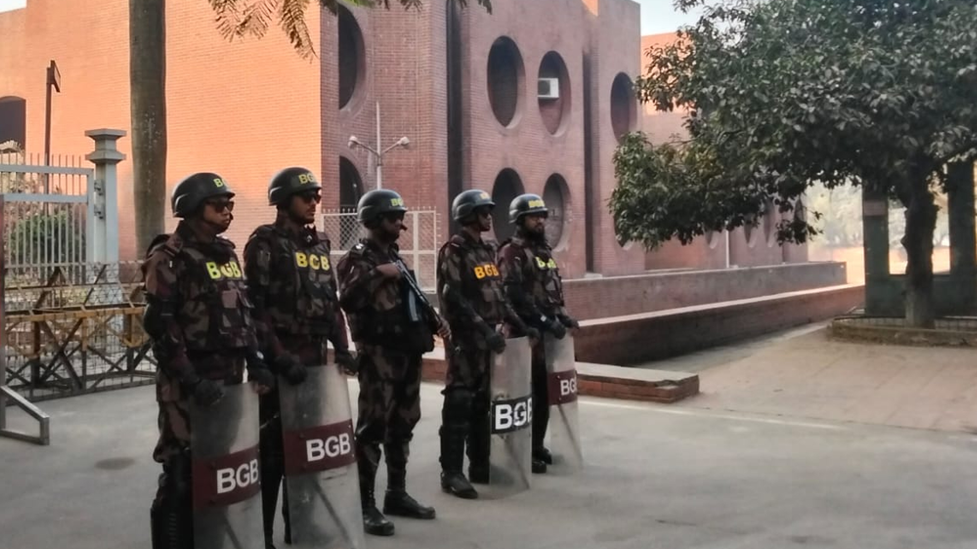 সংসদ ভবন এলাকায় ১২ প্লাটুন বিজিবি মোতায়েন