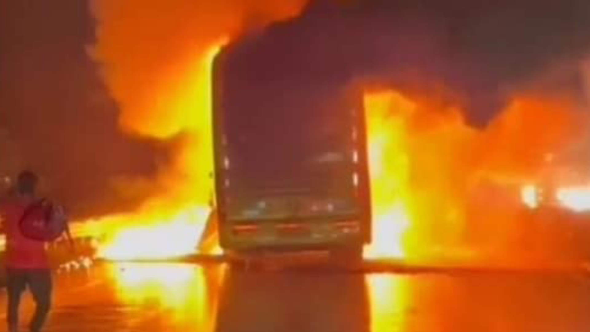 যাত্রীবাহী এসি বাসে ভয়াবহ আগুন, মুহূর্তেই পুড়ে বহু মৃত্যুর আশঙ্কা