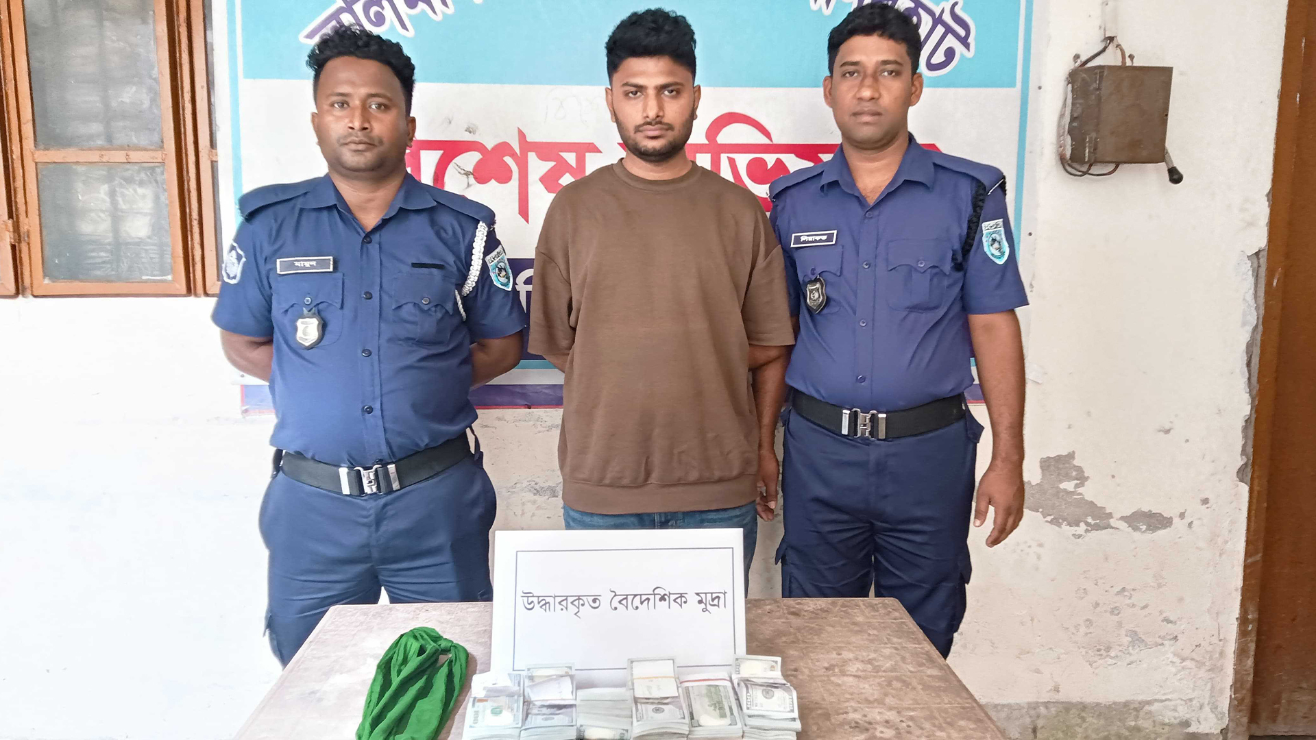 লালমনিরহাটে বিপুল পরিমাণ ইউএস ডলারসহ যুবক আটক