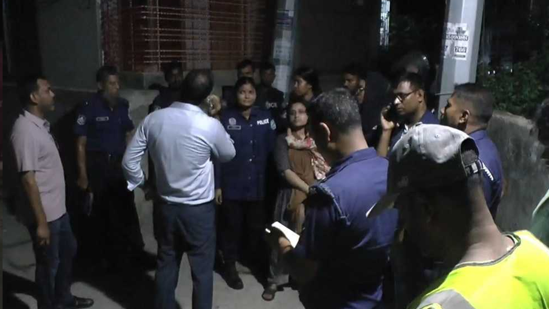 ফতুল্লায় চাঁদা না পেয়ে তিন জনকে কুপিয়ে জখম, আটক ৩
