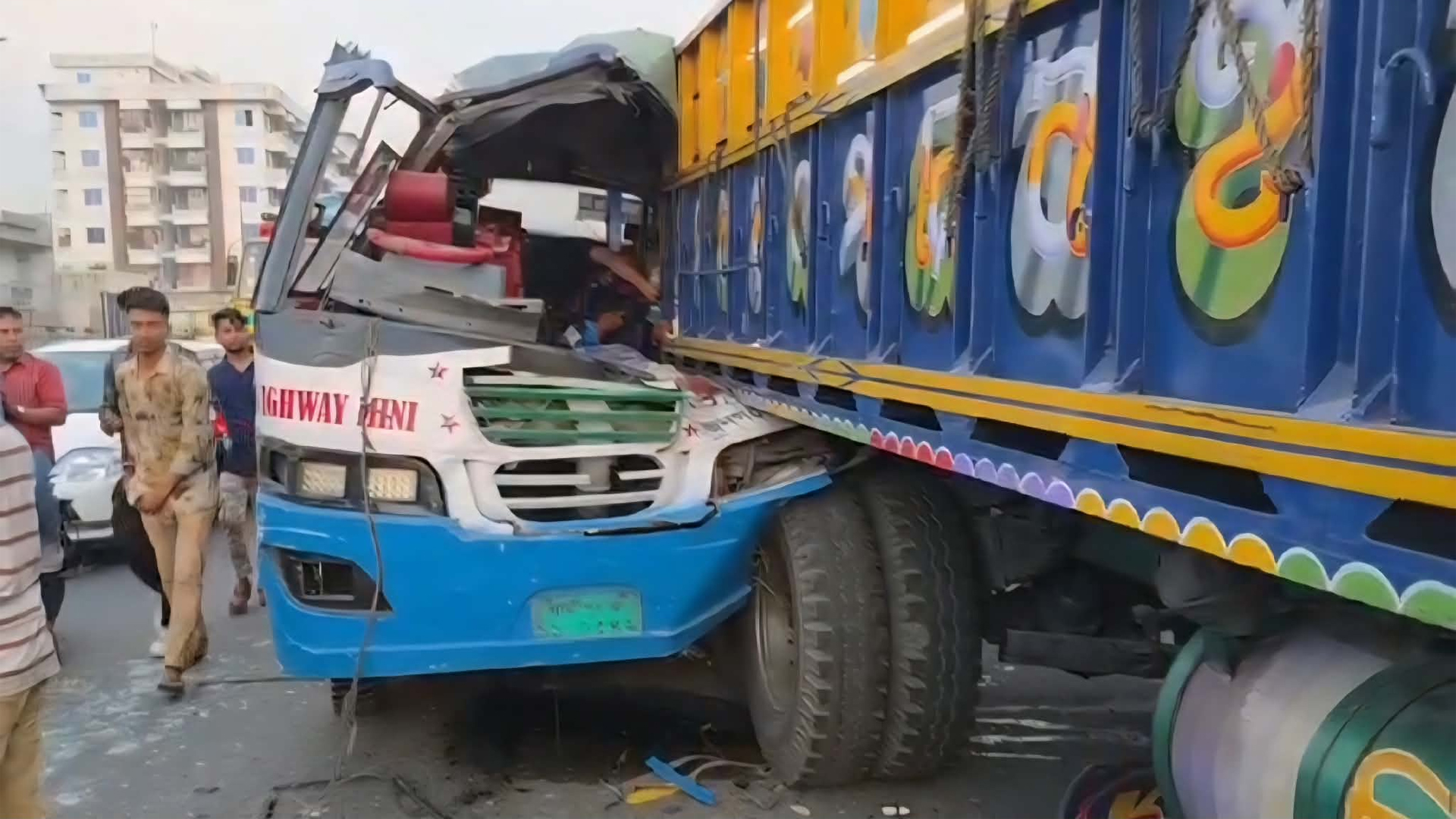 গাজীপু‌রে দাঁড়িয়ে থাকা ট্রা‌কে বা‌সের ধাক্কায় নিহত ৩