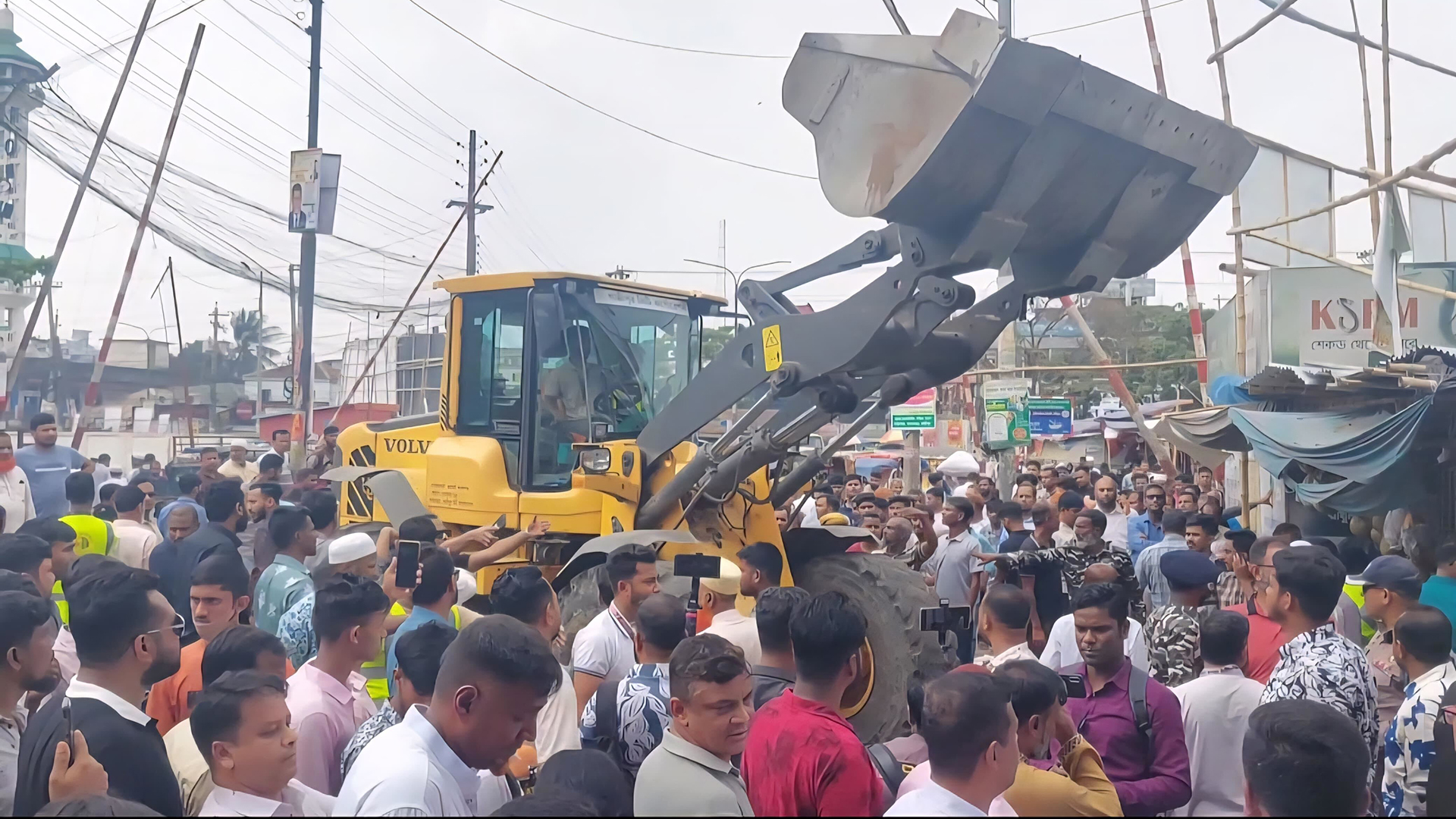 গাজীপুরে অবৈধ স্থাপনা উচ্ছেদ, দখলমুক্ত এক কিমি এলাকা