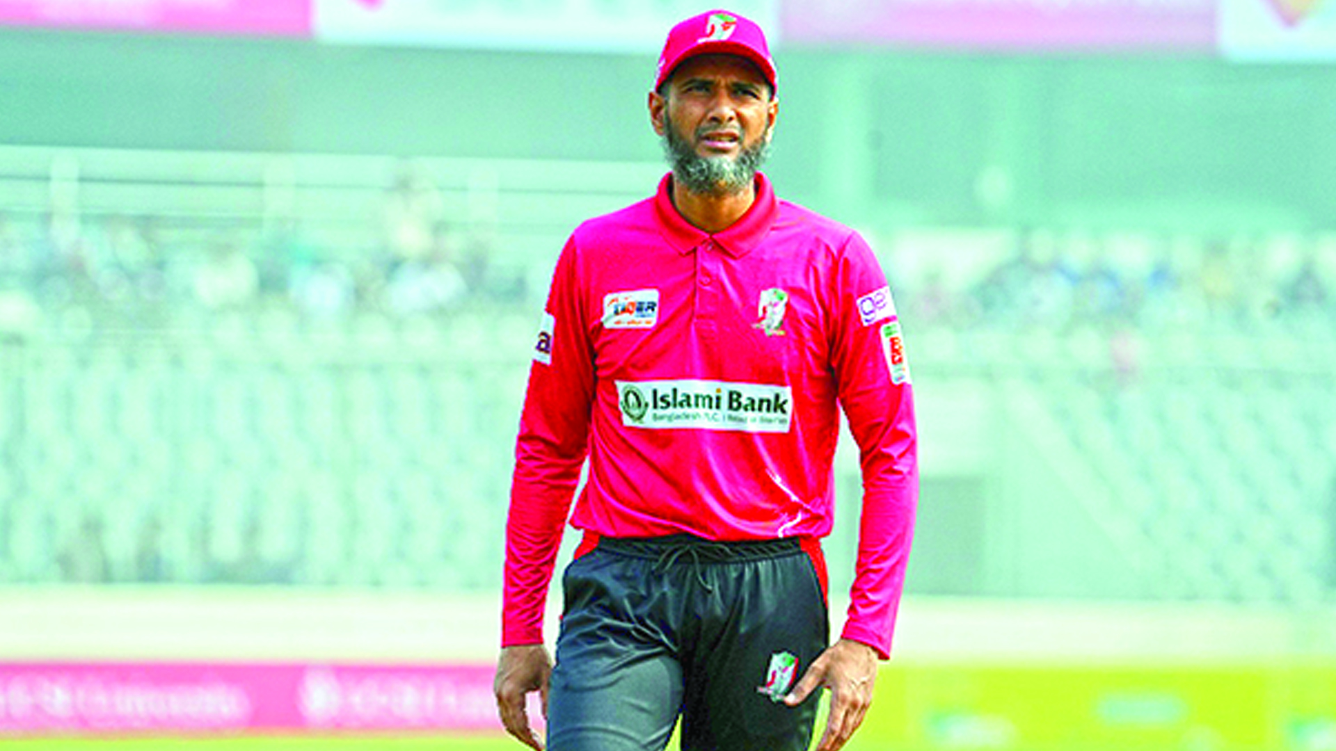 Chiroyli ukrainalik qiz minut beradi