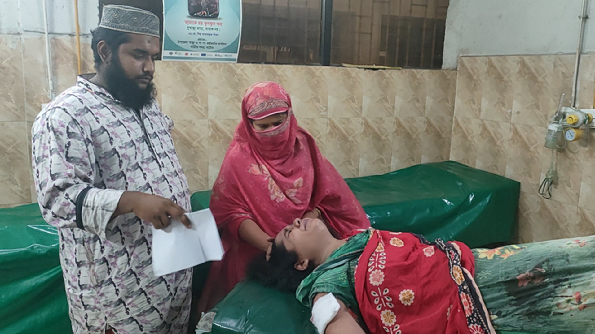 নাটোরে বাড়িতে ঢুকে তরুণীকে কোপালো দুর্বৃত্তরা