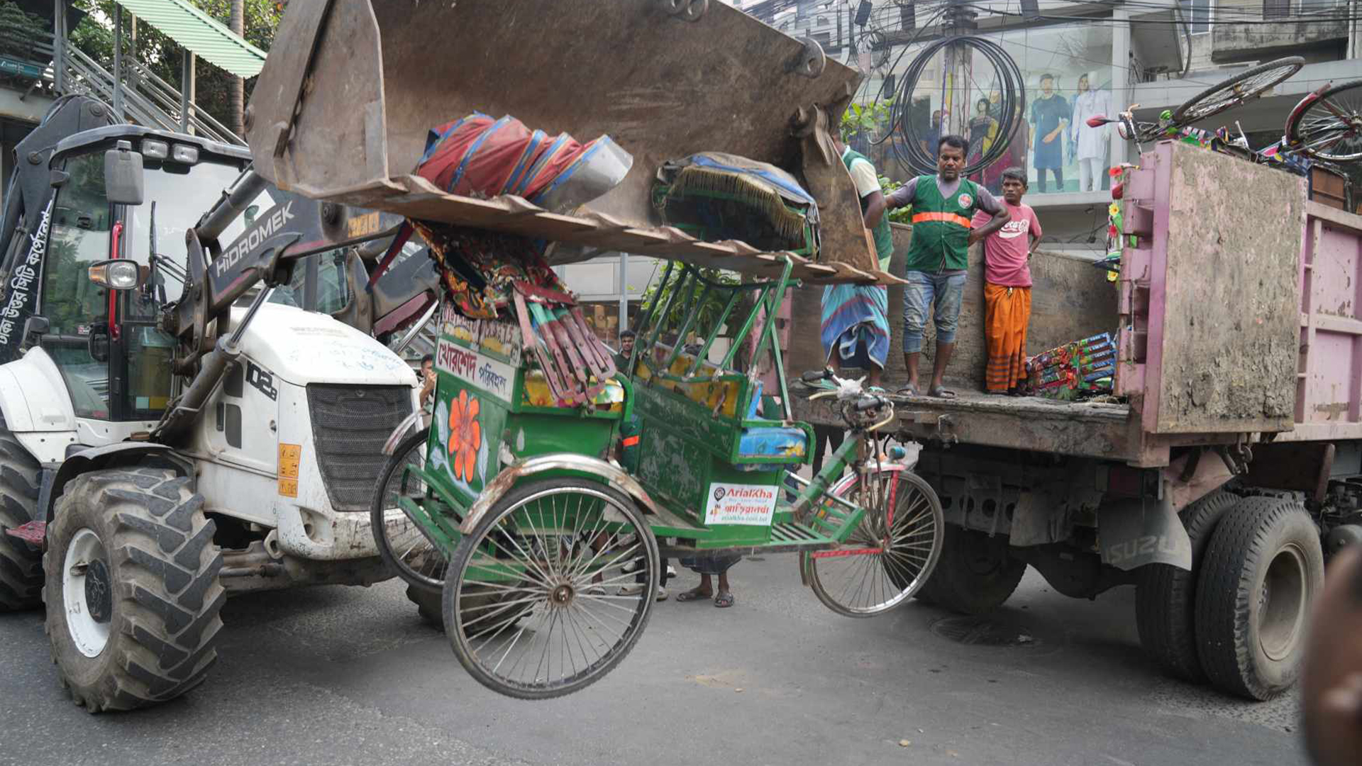 মূল সড়ক থেকে অটোরিকশা সরাতে অভিযান পরিচালনা করেছে ডিএনসিসি। ছবি সময় সংবাদ