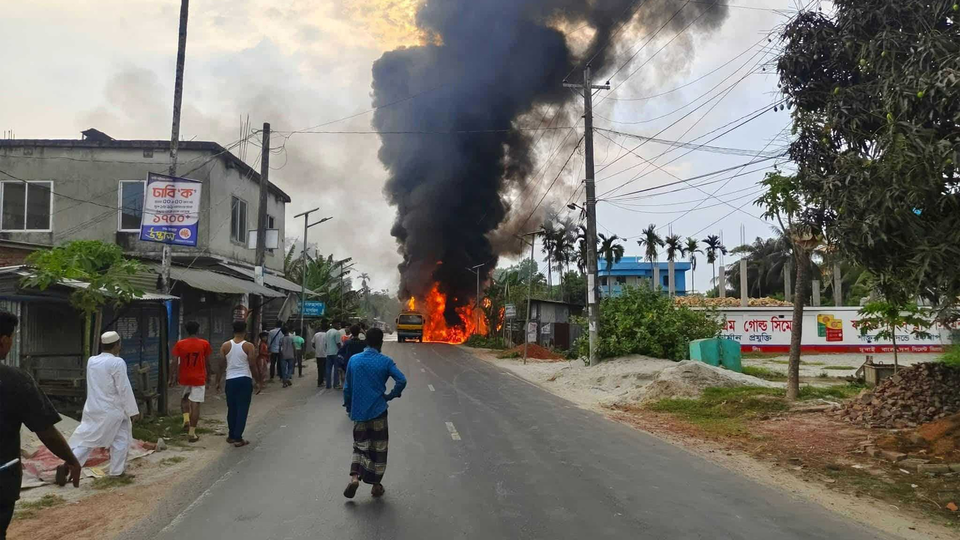 বরিশালে তেলবাহী গাড়িতে আগুন