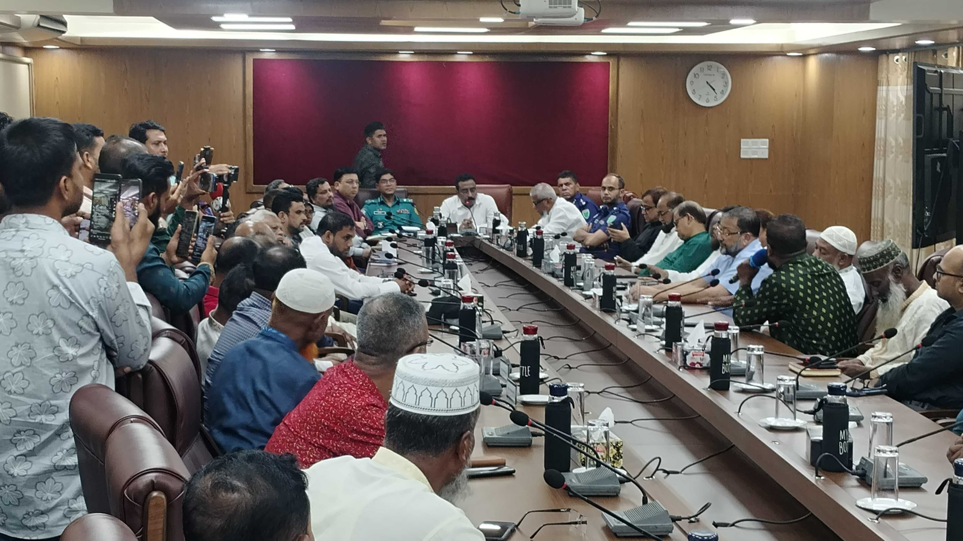 সিলেটে প্রশাসনের আশ্বাসে পরিবহন ধর্মঘট স্থগিত