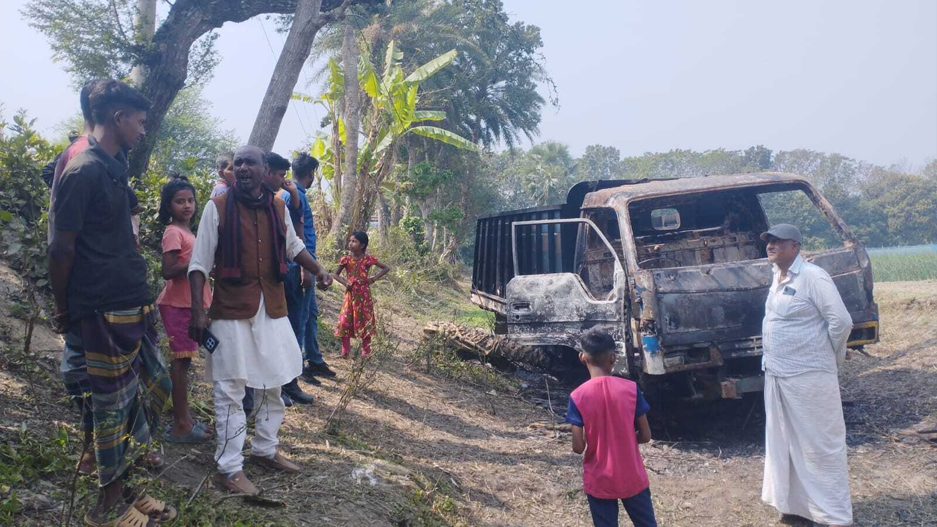 গরু চোরদের ফেলে যাওয়া ট্রাকে আগুন ধরিয়ে দিলো গ্রামবাসী!