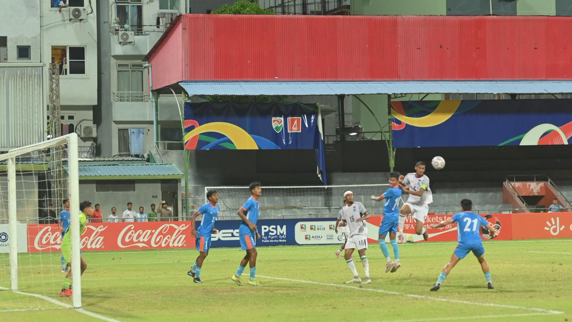 শিরোপা নির্ধারণী ম্যাচে গোলশূন্য সমতা নিয়ে বিরতিতে দুই দল