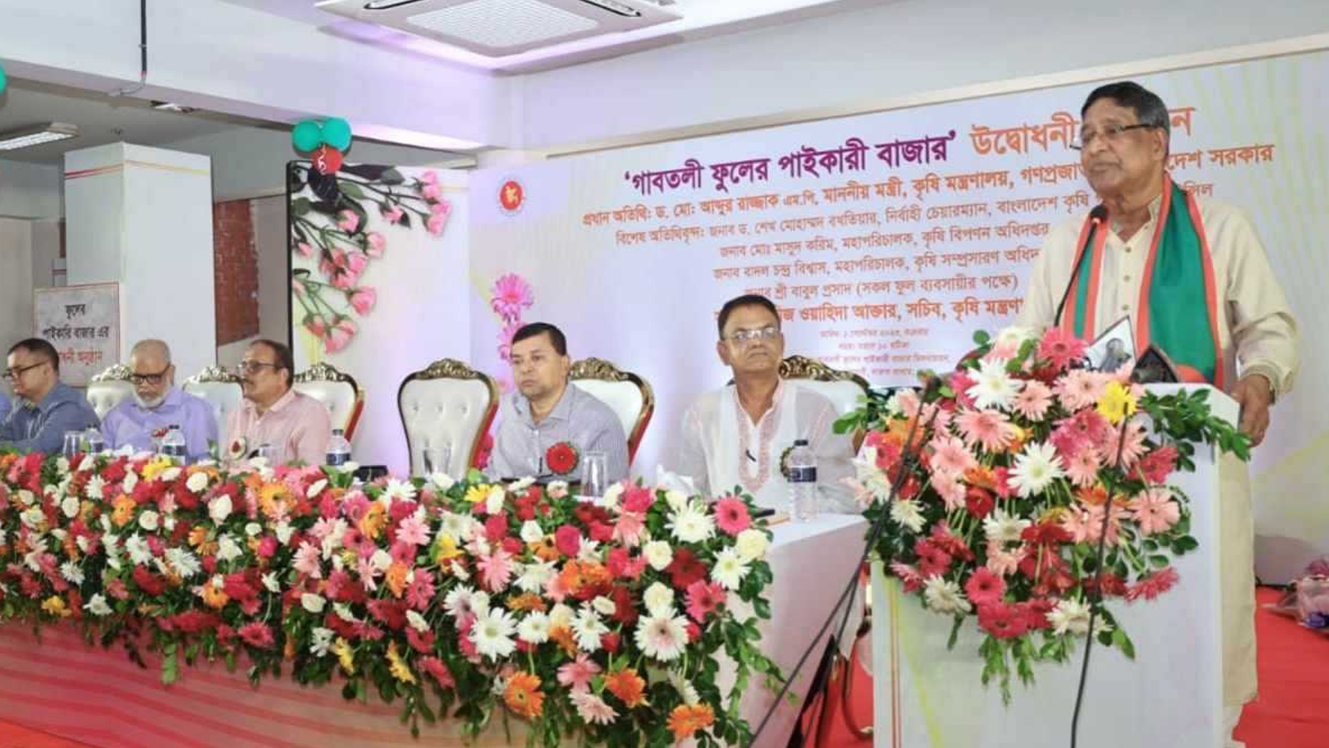 গাবতলীতে পাইকারি ফুলের আধুনিক বাজার ও প্রসেসিং সেন্টার উদ্বোধন অনুষ্ঠানে কথা বলছেন কৃষিমন্ত্রী ড. মো. আব্দুর রাজ্জাক। ছবি: সময় সংবাদ