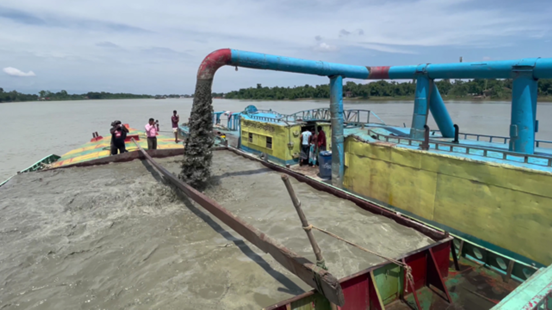 সুনামগঞ্জে দেদারসে বিক্রি হচ্ছে সরকারি প্রকল্পের বালু!