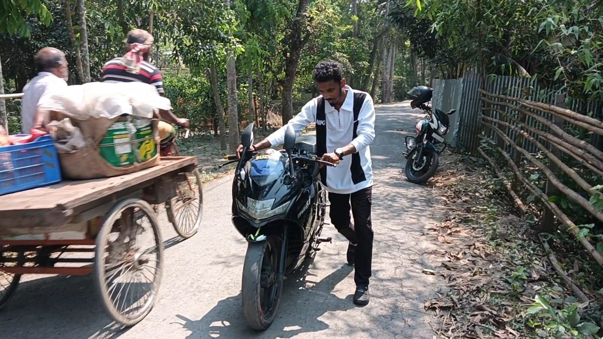 পথে তেল শেষ, পাম্পেও নেই, ১৫ কিমি মোটরসাইকেল ঠেলে বাড়িতে যুবক