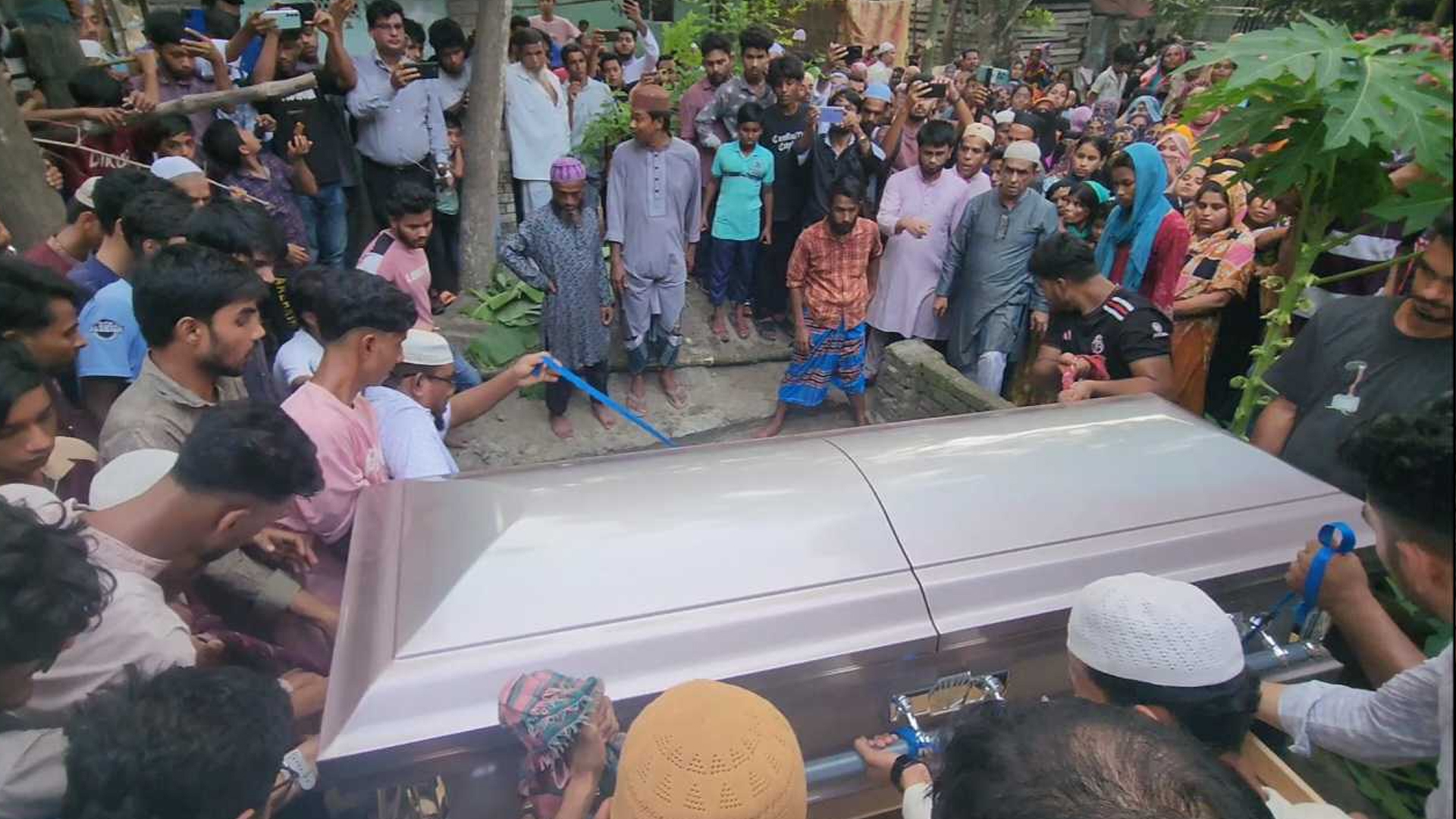 সবকিছুই যেন শেষ, দাদা-দাদির কবরের পাশে চিরনিদ্রায় শায়িত যুক্তরাষ্ট্রে নিহত বৃষ্টি