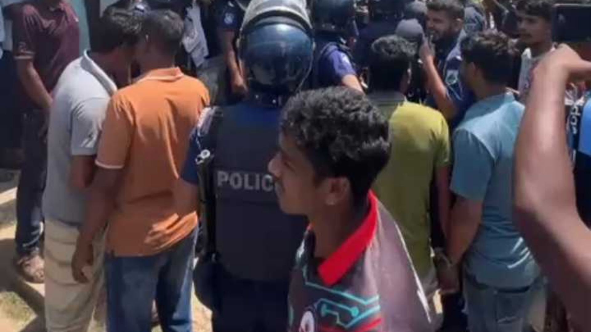 বাড়ি পৌঁছে না দেয়ায় ভ্যানচালককে ইট দিয়ে থেঁতলে হত্যা