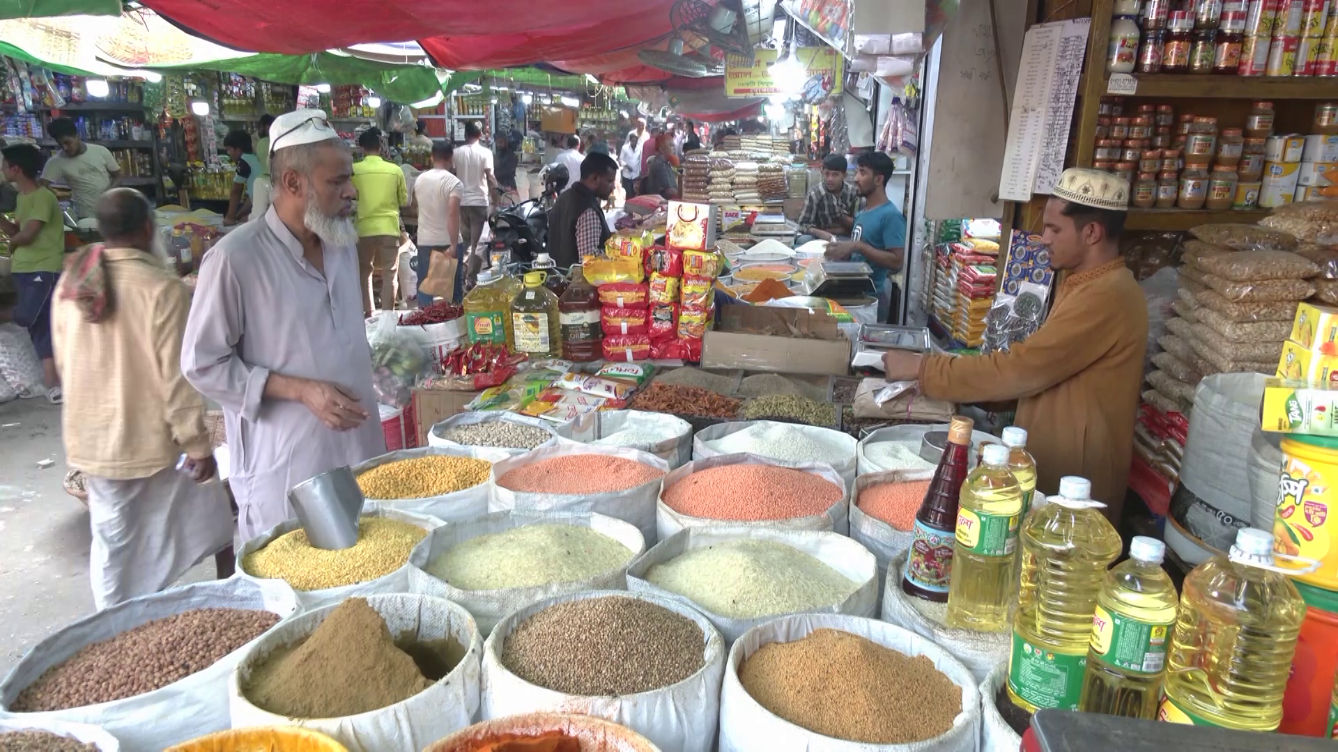 উত্থান-পতনের নিত্যপণ্যের বাজারে ভোক্তার ফর্দে কাটছাঁট, স্বস্তি ফিরছে না কেন?