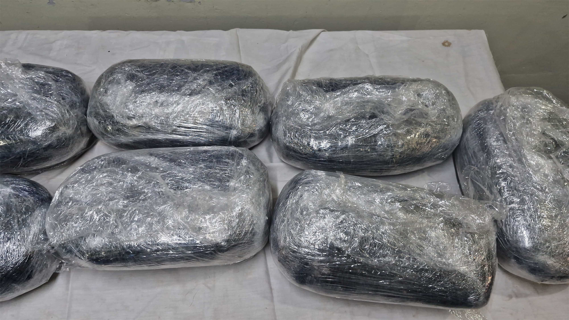 নাড়ুর কথা বলে কুরিয়ার সার্ভিসে গাঁজা বুকিং, ধরল ডি