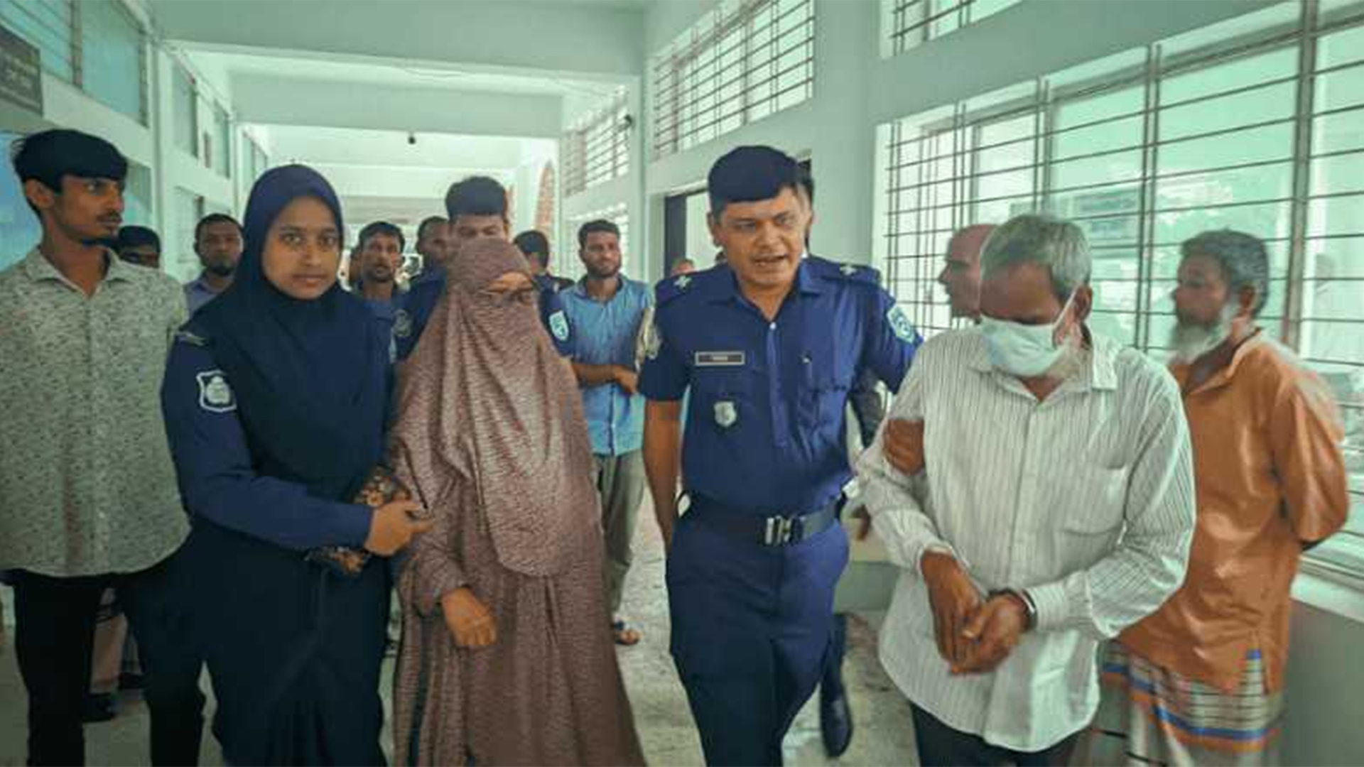 দুদকের মামলায় স্ত্রীসহ ডিসি অফিসের অফিস সহকারী কারাগারে