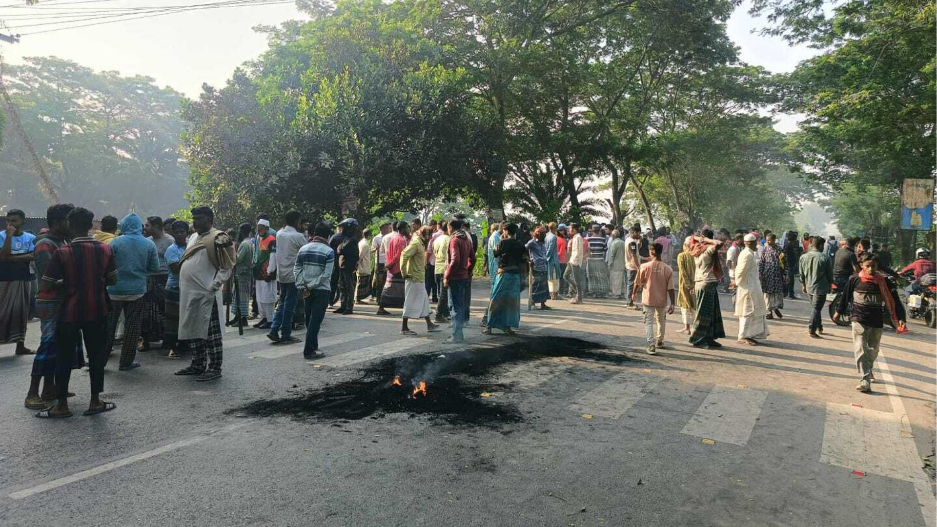 ফরিদপুরে টায়ার জ্বালিয়ে মহাসড়ক অবরোধ