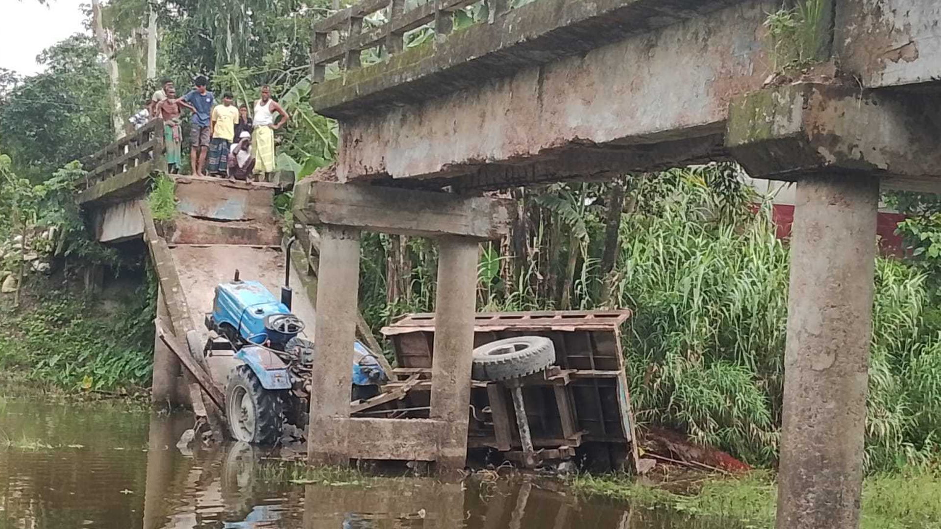 মাঝখান থেকে সেতু ভেঙে ৬ জনকে নিয়ে নিচে পড়ল ট্রাক্টর