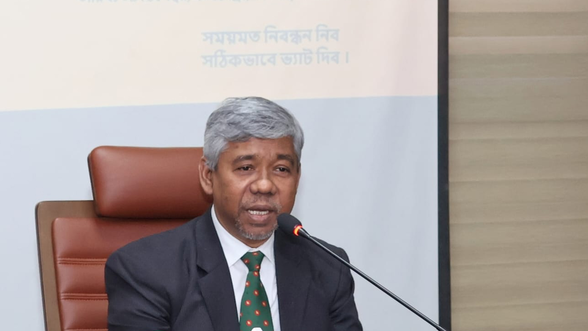 চেয়ারম্যানের নামে ই-মেইল খুলে টাকা দাবি, যা জানালো এনবিআর