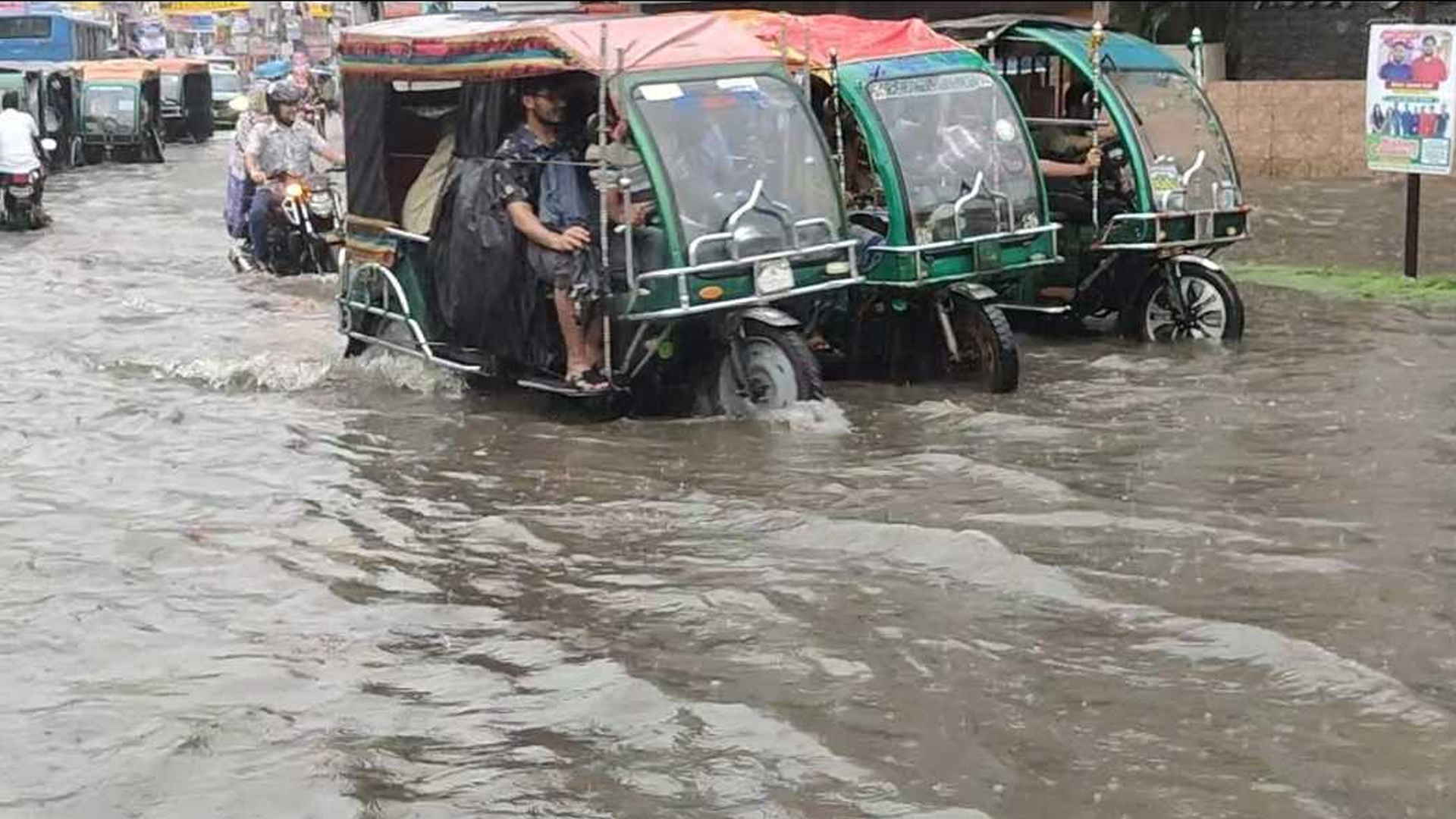 দুই ঘণ্টার বৃষ্টিতে তলিয়ে গেছে খুলনা নগরী, ভোগান...