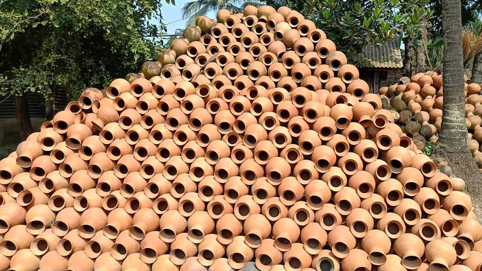 আসছে খেজুরের রস-গুড় সংগ্রহের মৌসুম, ভাঁড় তৈরিতে ব্যস্ত দেহাটি গ্রামের মৃৎশিল্পীরা