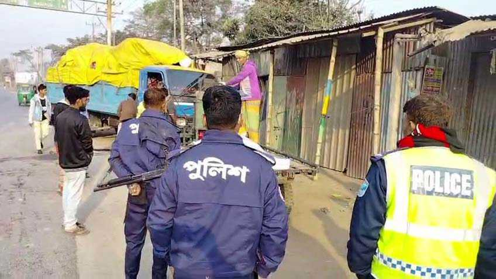 ঘোড়াশালে কাভার্ডভ্যানের ধাক্কায় ট্রাকের হেলপার নিহত