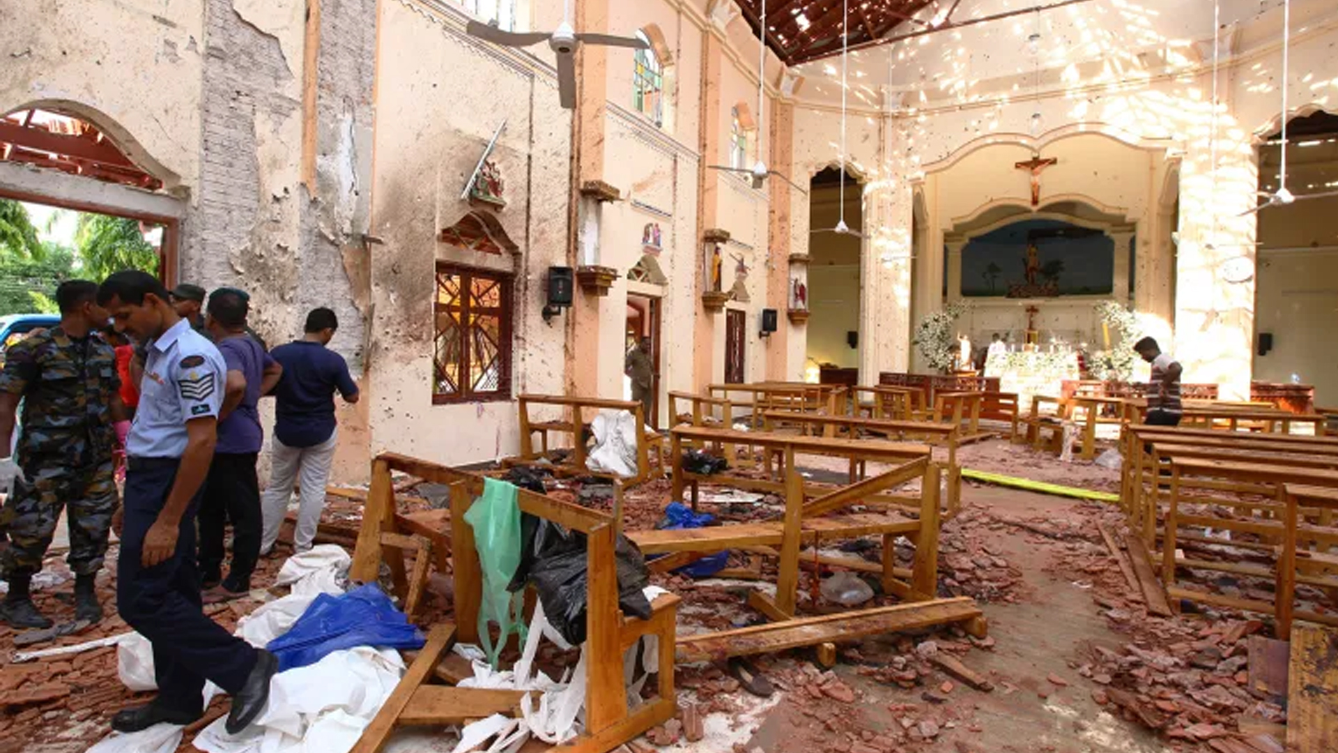 ইস্টার সানডে বোমা হামলায় জড়িত থাকায় শ্রীলঙ্কার সাবেক গোয়েন্দা প্রধান গ্রেফতার