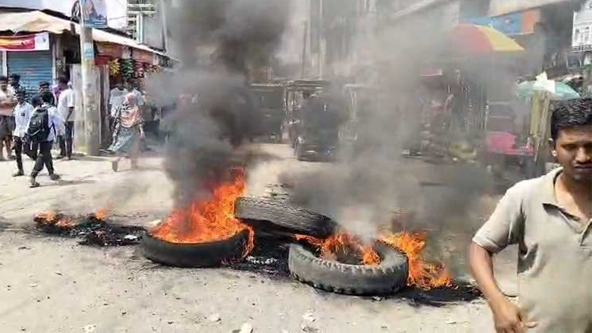 বেলাব ছাত্রদল সভাপতি ‘বিবাহিত’, সড়কে টায়ার জ্বালিয়ে প্রতিবাদ