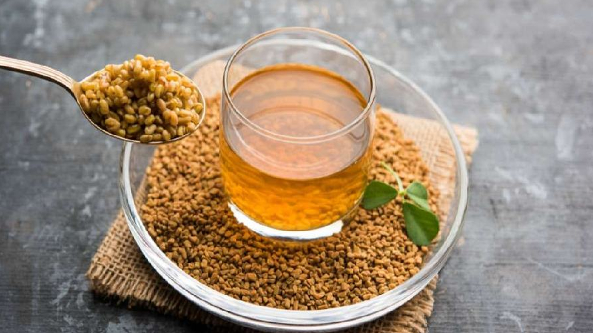 গরমে খালি পেটে মেথি ভেজানো পানি খাওয়ার উপকারিতা