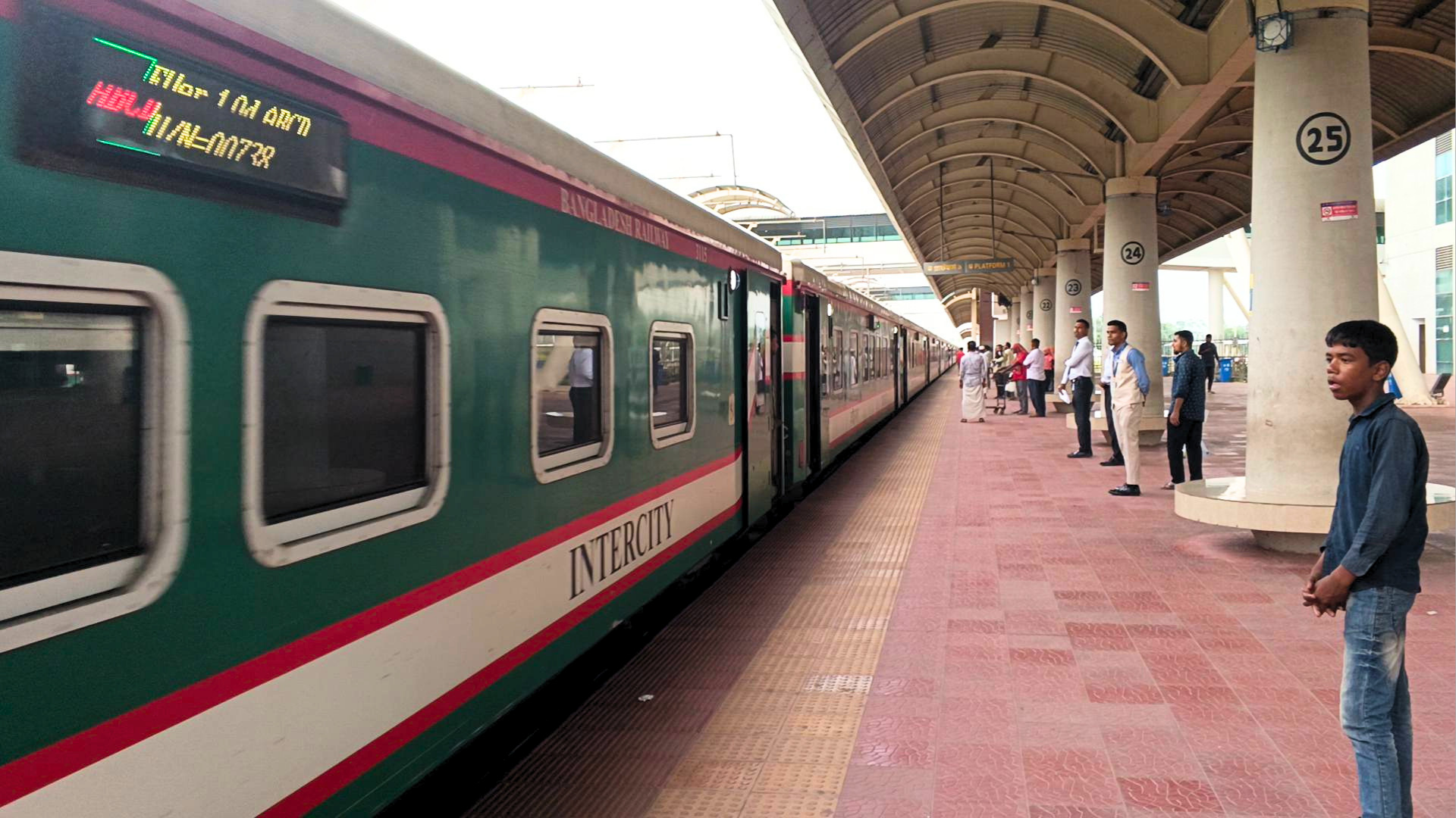 চলন্ত ট্রেনে পাথর নিক্ষেপ, ফাটল পর্যটকের ঠোঁট