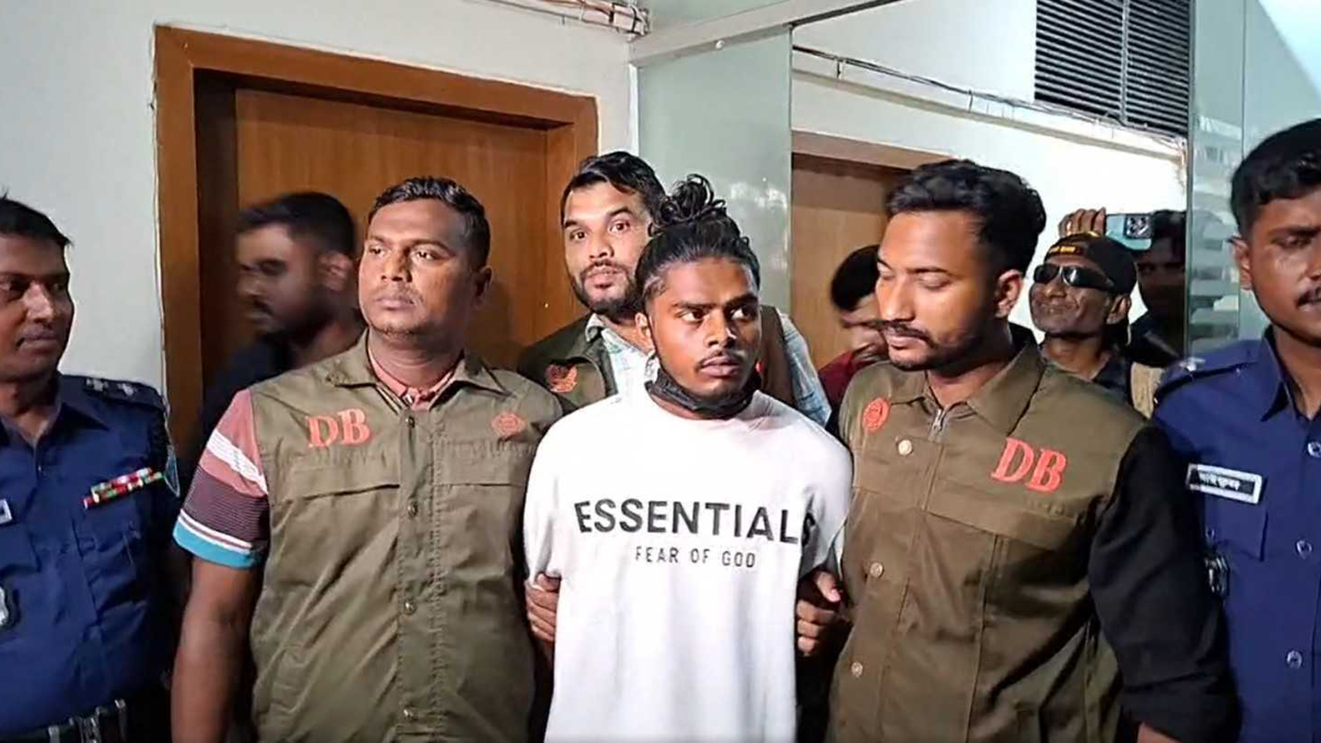 ছাত্রদল নেতা খোরশেদ হত্যা: প্রধান আসামি ‘কাকা তারেক’ ৫ দিনের রিমান্ডে