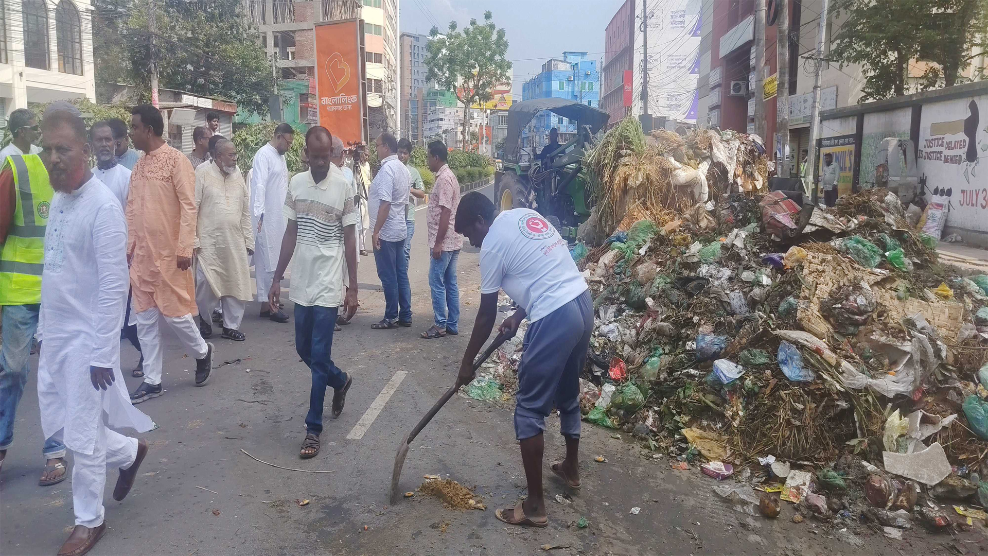 খুলনা নগরীর বর্জ্য অপসারণে কাজ করছে ৭৭২ কর্মী