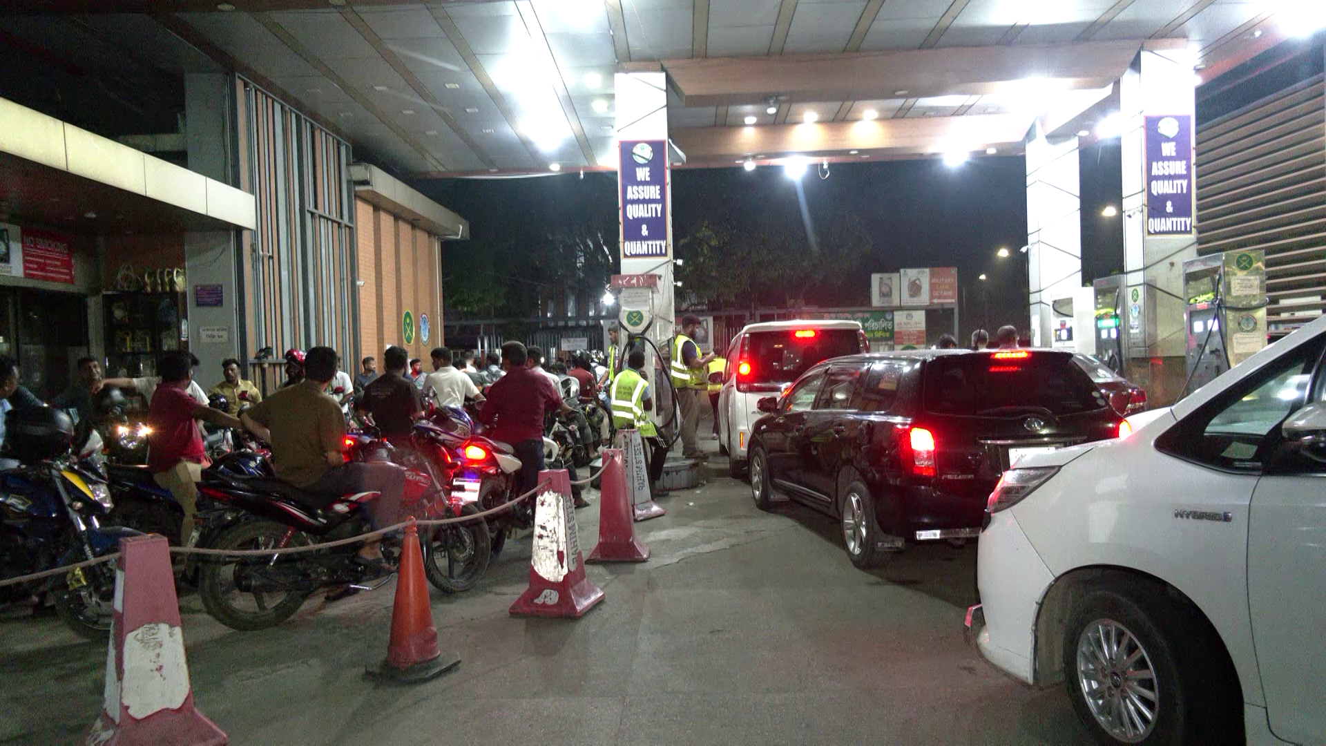 জ্বালানি তেলের দাম বাড়ায় কী প্রতিক্রিয়া গ্রাহকদের?