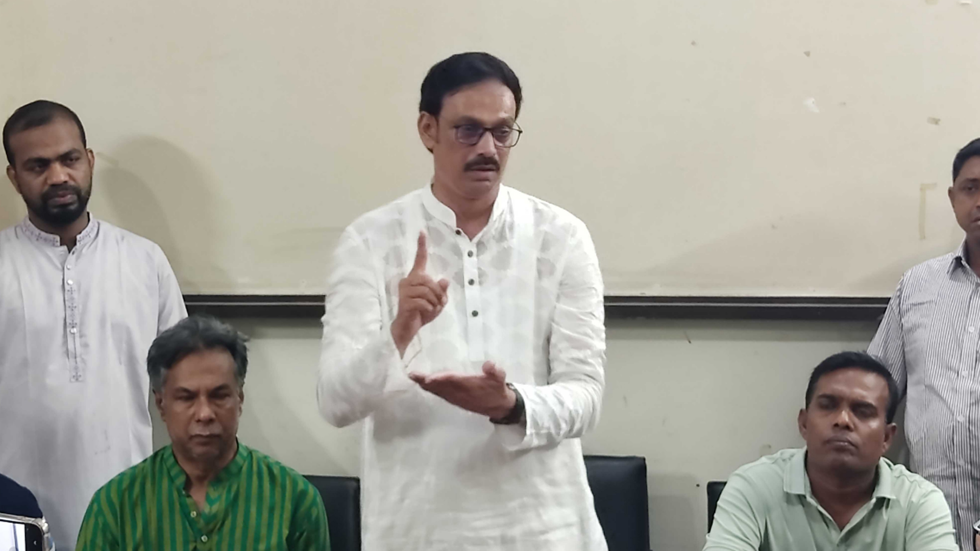 ফরিদপুরে সংবাদ সম্মেলন করে ওসির প্রত্যাহার দাবি বিএনপি নেতার
