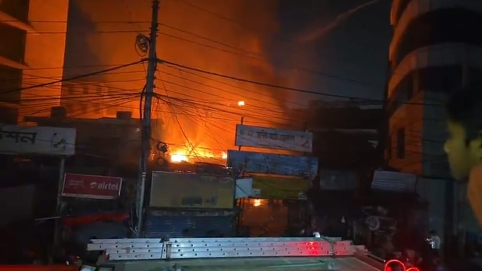 মধ্যরাতে কারওয়ান বাজারে ভয়াবহ অগ্নিকাণ্ড: নিয়ন্ত্রণে ১১ ইউনিট