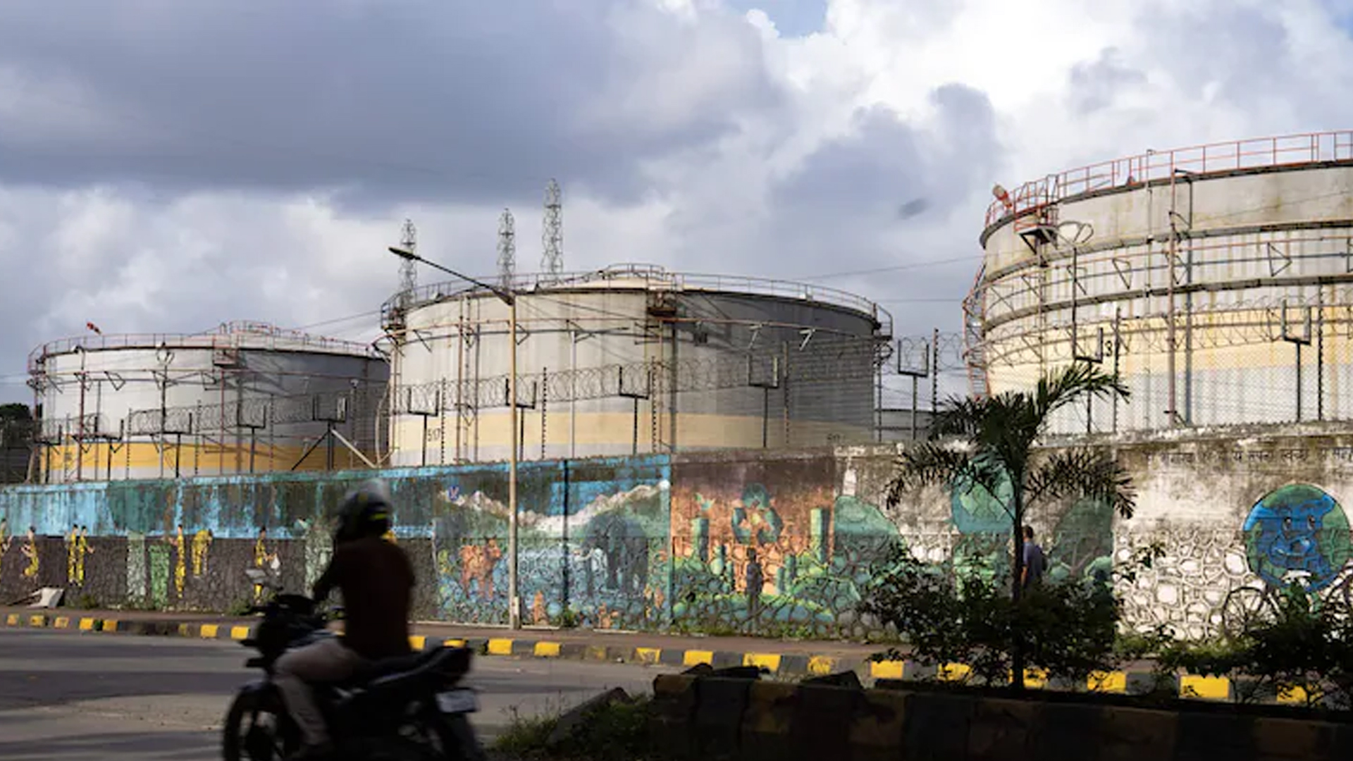 রাশিয়ার তেল কেনা নিয়ে ভারতকে আর ছাড় দেবে না যুক্তরাষ্ট্র