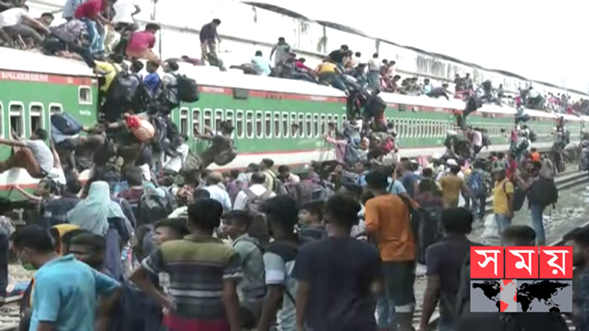 ঈদে টানা ১২ দিন ছুটি কাটানোর সুযোগ চাকরিজীবীদের!