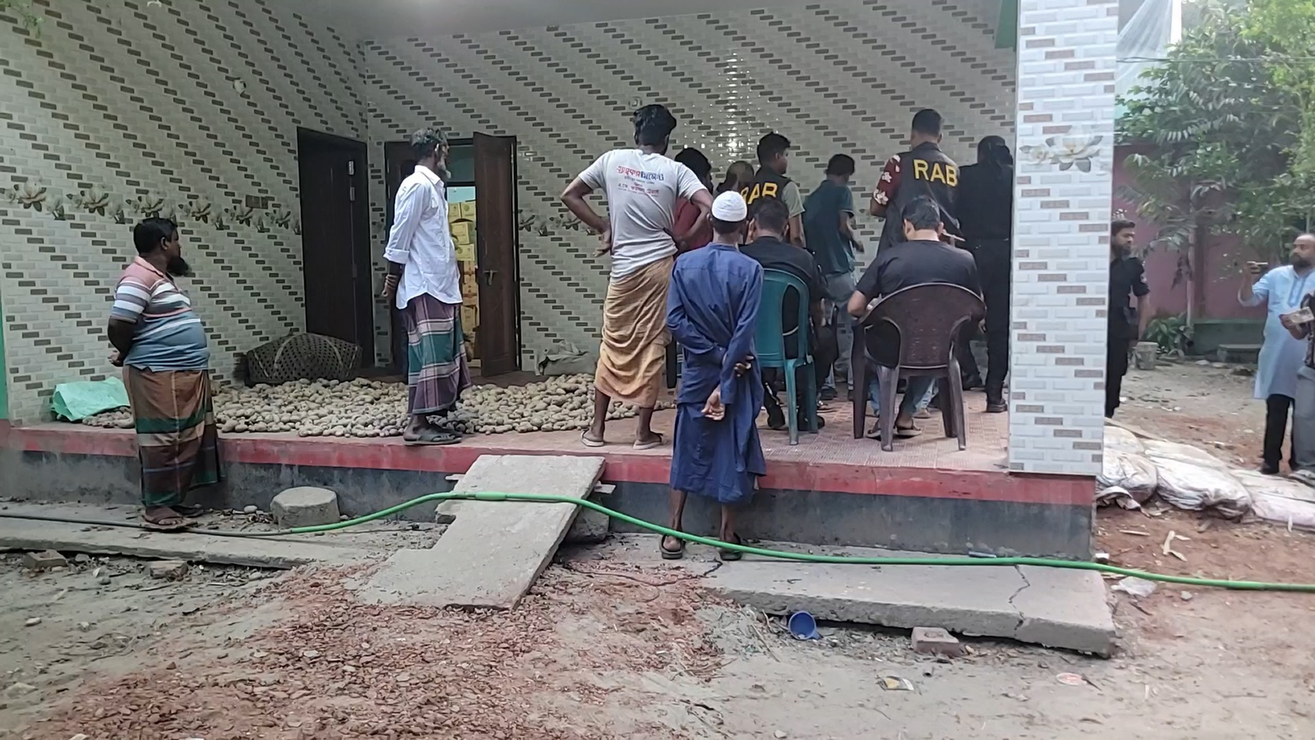 ব্যবসায়ীর বাড়িতে পাওয়া গেল ৩৭ হাজার লিটার ভোজ্যতেল