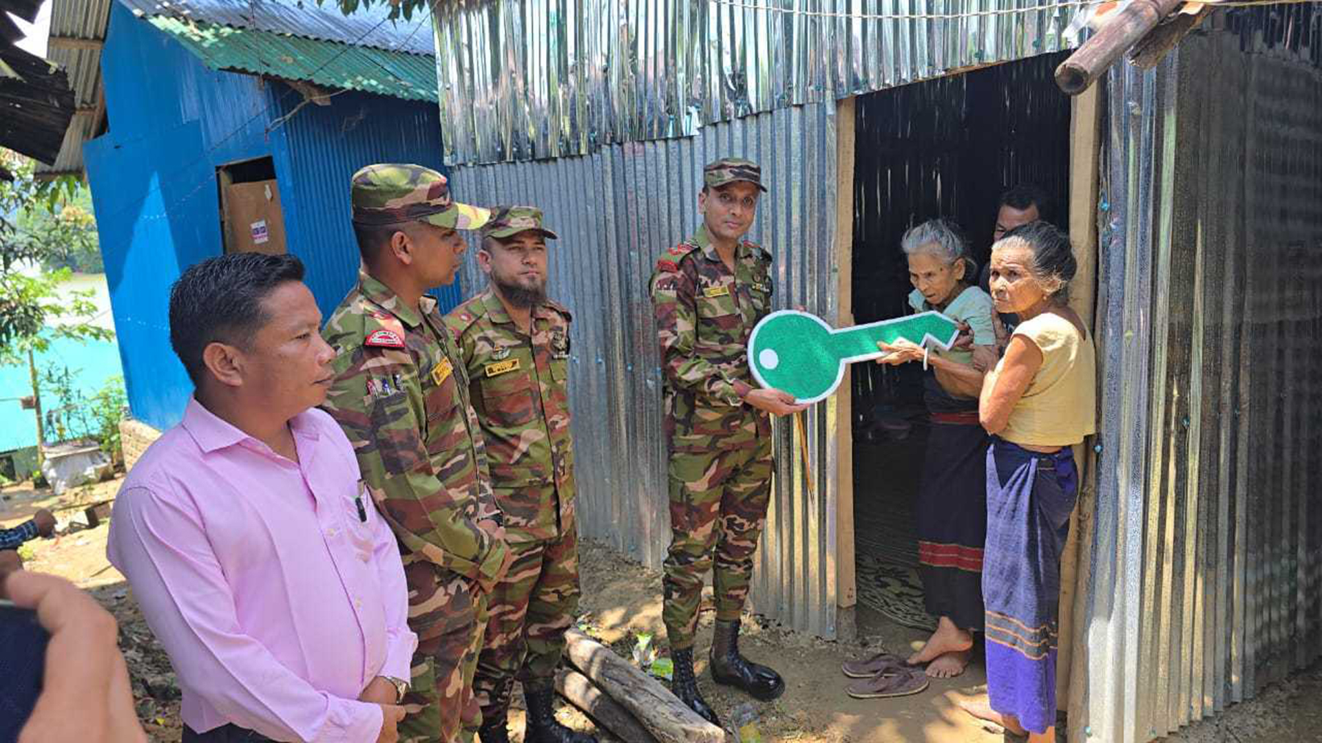 অসহায় ২০ পরিবারকে ঘর দিলো সেনাবাহিনী