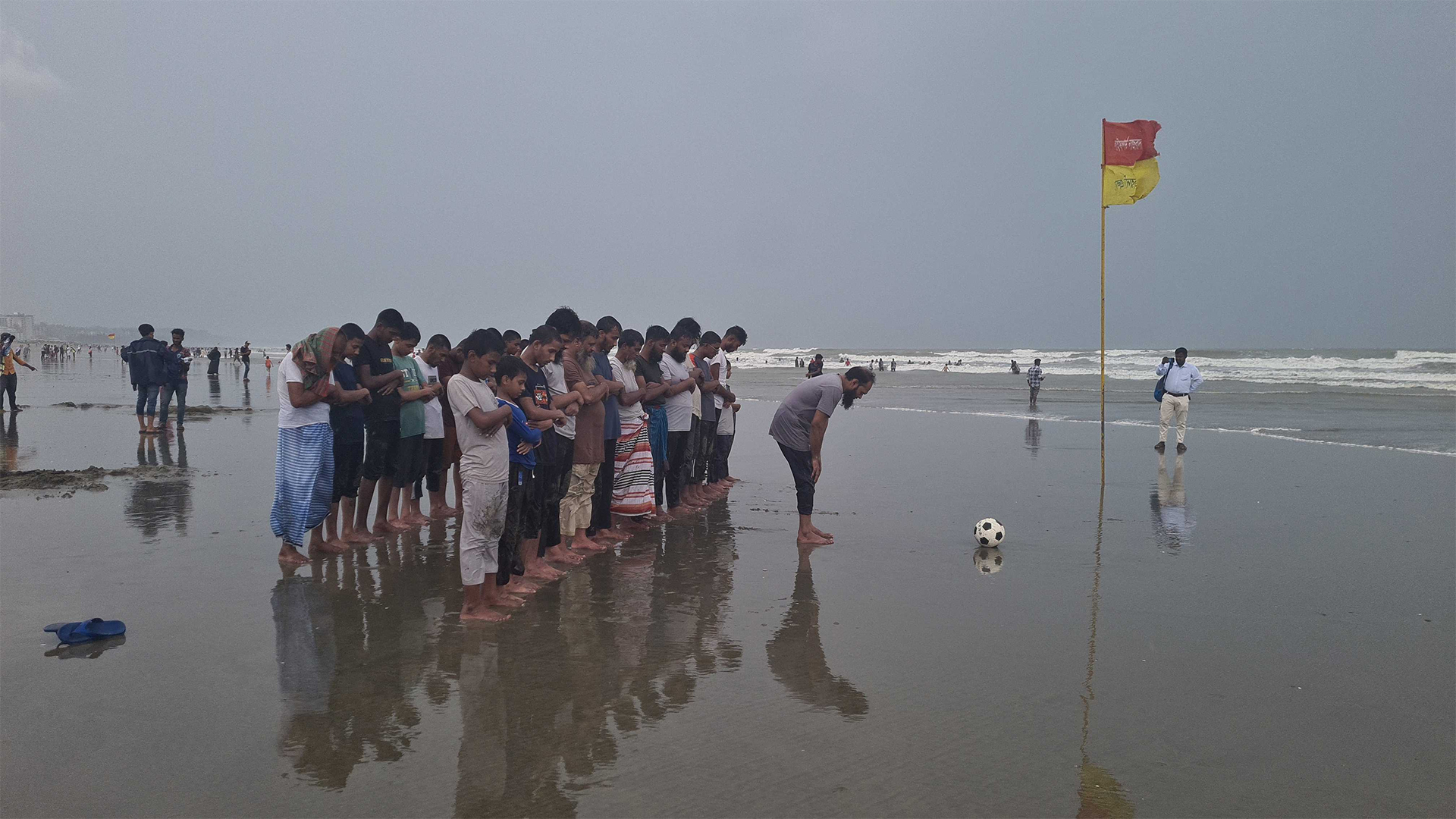 উত্তাল সমুদ্রের বালিয়াড়িতে পর্যটকদের জামাতে নামাজ