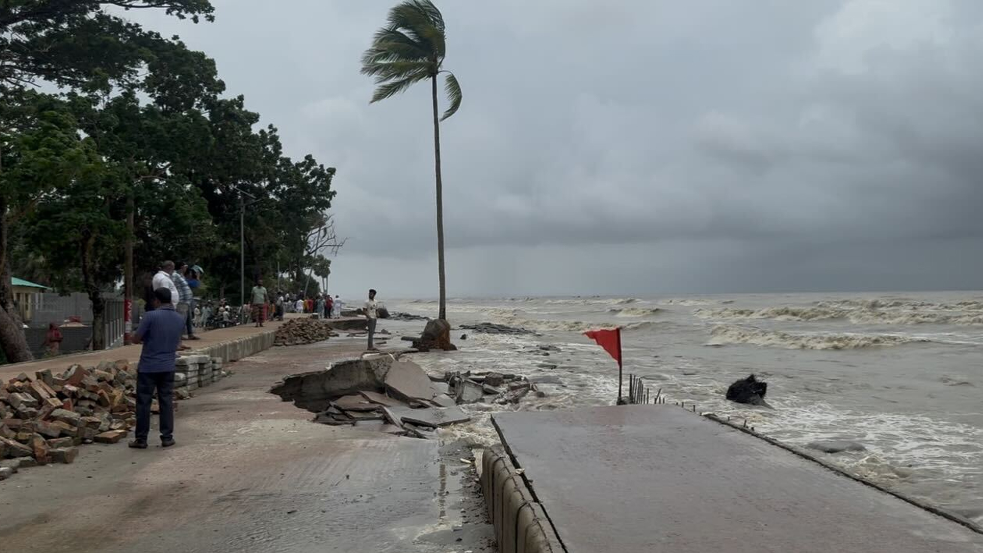 ৬০ কিমি বেগে ঝড়, ৩ বিভাগে অতিবৃষ্টির শঙ্কা