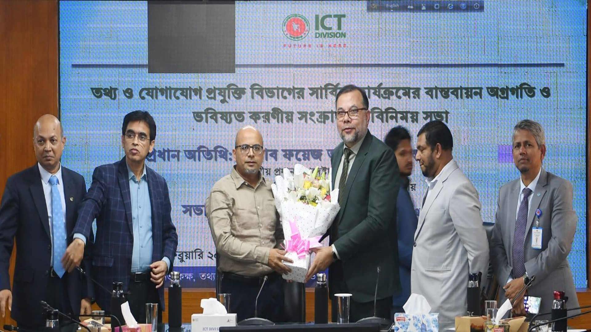 দেশ ছাড়ার খবরে ফয়েজ ফেসবুক পোস্টে যা লিখলেন