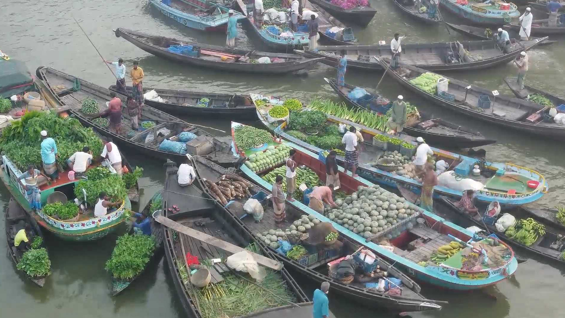 নদীর বুকে শত বছরের ঐতিহ্য, বৈঠাকাটা বাজারে নৌকাতেই চলে বেচাকেনা