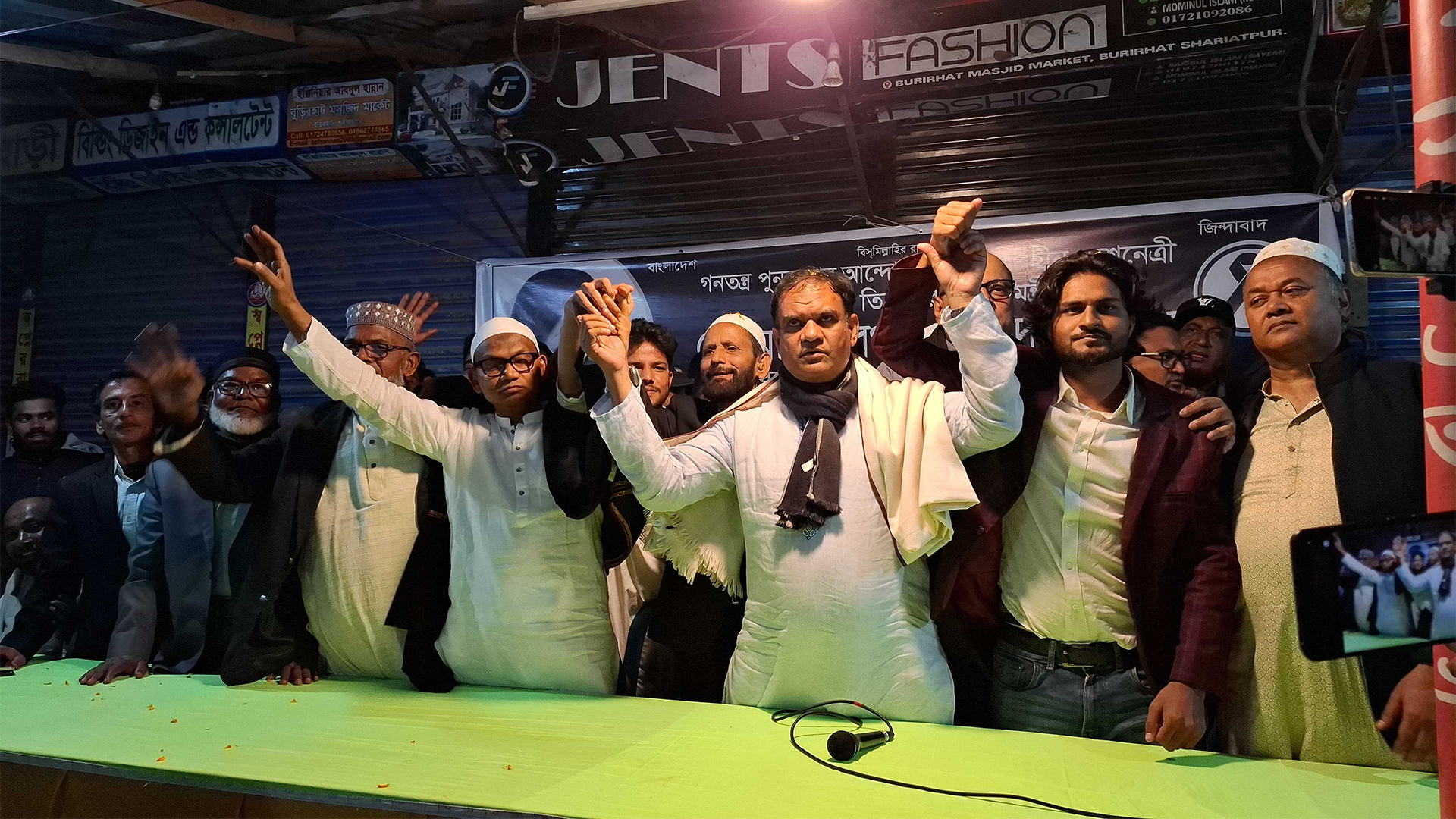 শরীয়তপুরে আওয়ামী লীগ ও এনসিপির ৩ শতাধিক নেতাকর্মীর বিএনপিতে যোগদান