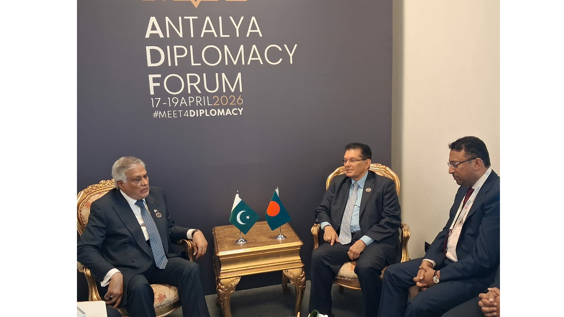 বাংলাদেশ-পাকিস্তানের পররাষ্ট্রমন্ত্রীদের দ্বিপাক্ষিক বৈঠক অনুষ্ঠিত